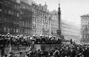 Pasukan pendukung Hitler tiba di Munich pada 9 November 1923 dan bersiap untuk pawai ke Feldherrnhalle di Ludwigstrasse. (Sumber: Holocaust Encyclopedia)