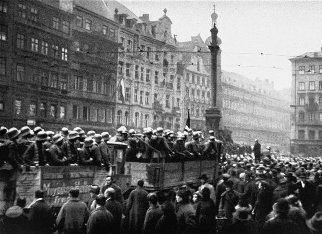 Pasukan pendukung Hitler tiba di Munich pada 9 November 1923 dan bersiap untuk pawai ke Feldherrnhalle di Ludwigstrasse. (Sumber: Holocaust Encyclopedia)