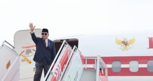 Presiden Prabowo Subianto saat akan melambaikan tangan saat akan memasuki Pesawat untuk memulai perjalanannya ke luar negeri. (foto: Instagram/prabowo)