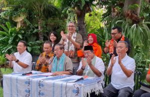 Pramono-Rano bersama ketua Tim Pemenangan, Cak Lontong beserta tim mendeklarasikan Kemenangannya pada Pilkada DKI Jakarta di Kediamannya. (istimewa)