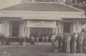 Pembukaan Residentie-Gerecht Landraad tahun 1905. (Sumber: KITLV)