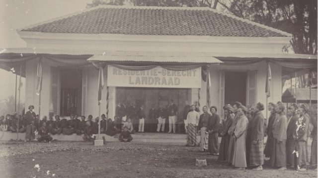 Pembukaan Residentie-Gerecht Landraad tahun 1905. (Sumber: KITLV)