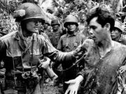 Seorang tersangka anggota Vietcong (kanan) ditangkap oleh tentara ARNV pada tahun 1965 selama Perang Vietnam. (Sumber: alphahistory.com)