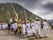 Iring-iringan masyarakat Suku Tengger dalam perayaan Upacara Kasada. (Foto: pergipergi.id)