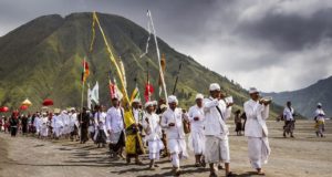 Iring-iringan masyarakat Suku Tengger dalam perayaan Upacara Kasada. (Foto: pergipergi.id)