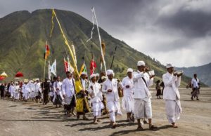 Iring-iringan masyarakat Suku Tengger dalam perayaan Upacara Kasada. (Foto: pergipergi.id)