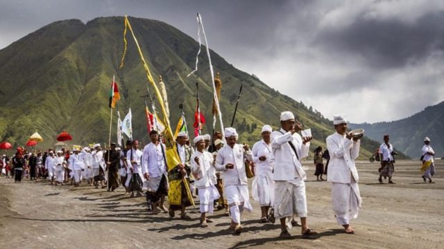 Iring-iringan masyarakat Suku Tengger dalam perayaan Upacara Kasada. (Foto: pergipergi.id)