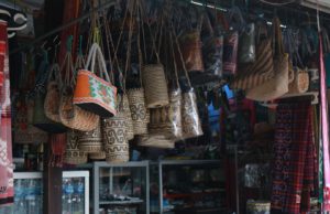 Salah satu kios penjual oleh oleh khas Kalimantan di Samarinda Kalimantan Timur. (foto: Sulindo/Iqyanut Taufik)