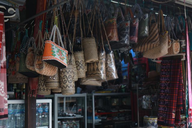 Salah satu kios penjual oleh oleh khas Kalimantan di Samarinda Kalimantan Timur. (foto: Sulindo/Iqyanut Taufik)