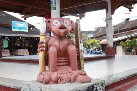 Patung Dayak yang terbuat dari kayu yang terdapat di pusat oleh-oleh di Samarinda