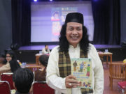 Syaiful Amri saat peluncuran buku 'Seni Peran dalam Teater Tradisi' dikawasan pondok Kelapa Jakarta Timur. (foto: Sulindo/Iqyanut Taufik)