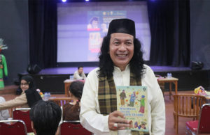 Syaiful Amri saat peluncuran buku 'Seni Peran dalam Teater Tradisi' dikawasan pondok Kelapa Jakarta Timur. (foto: Sulindo/Iqyanut Taufik)