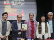 Dr. M. Yoesoef (memegang buku) saat acara bedah buku 'Seni Peran dalam Teater Tradisi' . (foto: Sulindo/Iqyanut Taufik)