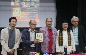 Dr. M. Yoesoef (memegang buku) saat acara bedah buku 'Seni Peran dalam Teater Tradisi' . (foto: Sulindo/Iqyanut Taufik)