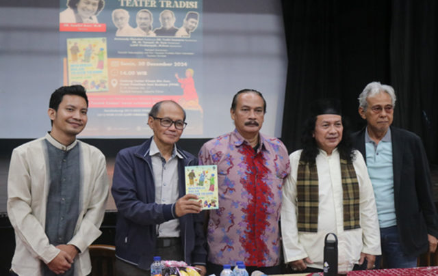 Dr. M. Yoesoef (memegang buku) saat acara bedah buku 'Seni Peran dalam Teater Tradisi' . (foto: Sulindo/Iqyanut Taufik)