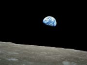 Earthrise, foto berwarna pertama yang menunjukkan Bumi dari atas bulan. Foto ini diambil oleh William Anders, salah satu kru Apollo 8. (Sumber: Wikimedia Commons)