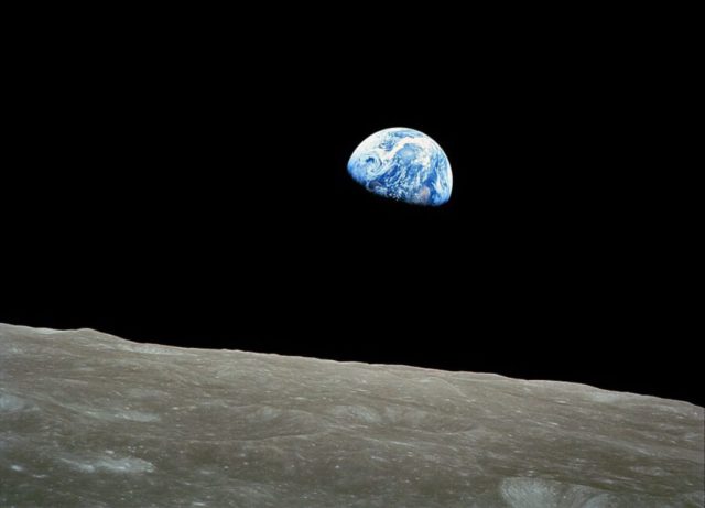 Earthrise, foto berwarna pertama yang menunjukkan Bumi dari atas bulan. Foto ini diambil oleh William Anders, salah satu kru Apollo 8. (Sumber: Wikimedia Commons)