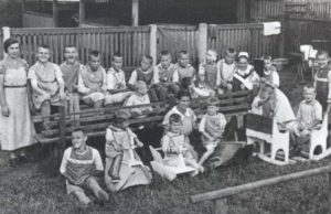 Sekelompok anak di rumah sakit Katharinenhof Großhennersdorf dekat Dresden, 1939-1940. Anak-anak dalam foto ini sebagian besar dibunuh dalam Program Eutanasia Nazi. (Sumber: War Documentary)