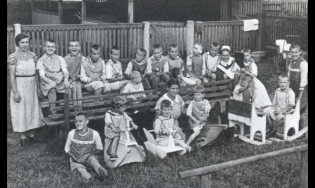 Sekelompok anak di rumah sakit Katharinenhof Großhennersdorf dekat Dresden, 1939-1940. Anak-anak dalam foto ini sebagian besar dibunuh dalam Program Eutanasia Nazi. (Sumber: War Documentary)