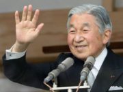 Foto Kaisar Jepang, Akihito, yang melambaikan tangannya (Foto: AFP/Japan Times)