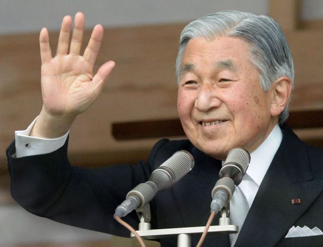 Foto Kaisar Jepang, Akihito, yang melambaikan tangannya (Foto: AFP/Japan Times)