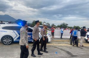 kapolres Malang di lokasi meninjau langsung kecelakaan maut di Tol Lawang. (foto: Istimewa)