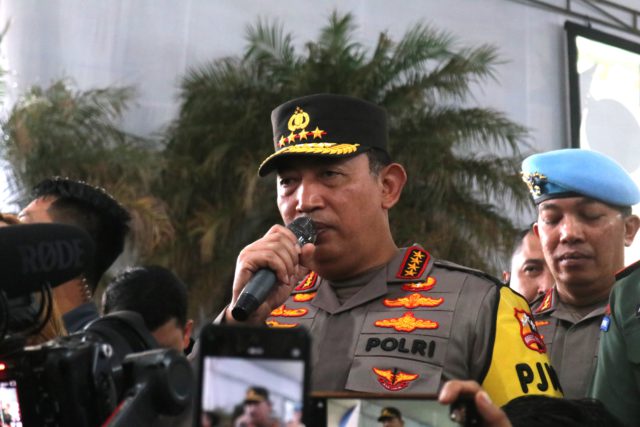 Kapolri Jendral Listyo Sigit Prabowo saat melakukan kunjungan di Gereja Katedral Jakarta. (foto: Sulindo/Iqyanut Taufik)