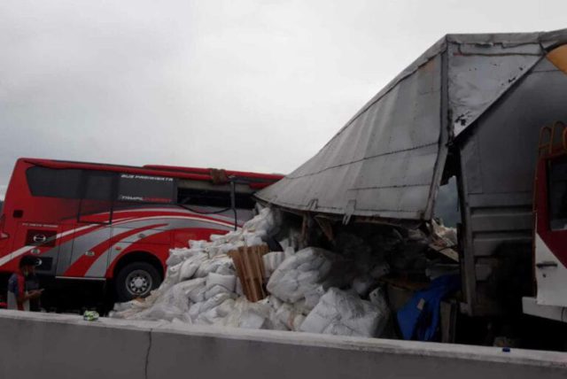 Muatan truk berserakan setelah mengalami kecelakaan di ruas Tol Pandaan. (Istimewa)