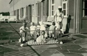 Anak-anak di rumah produksi Lebensborn di Kohren-Sahlis. (Sumber: Arolsen Archive).