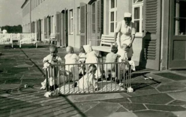 Anak-anak di rumah produksi Lebensborn di Kohren-Sahlis. (Sumber: Arolsen Archive).