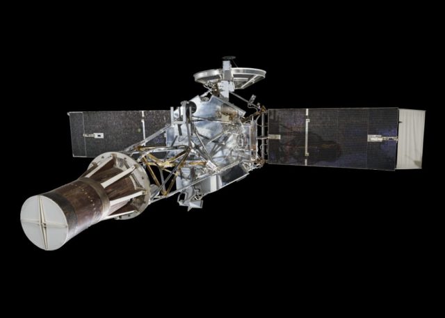 Wahana antariksa Mariner 2 berhasil mengungkapkan bahwa planet Venus tidak layak dihuni karena suhunya yang membara. (Sumber: National Air and Space Museum)