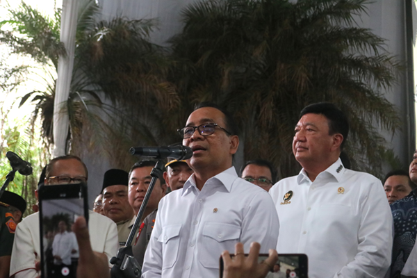 Menteri PMK Pratikno saat menghadiri acara Misa Natal di Gereja Katedral Jakarta. (foto: Sulindo/Iqyanut Taufik)