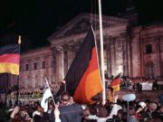 Massa mengibarkan bendera untuk merayakan Reunifikasi Jerman pada tanggal 3 Oktober 1990. (Sumber: Wikimedia Commons)