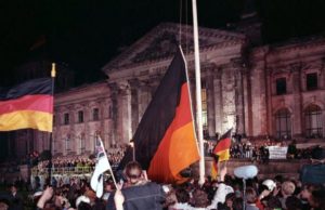 Massa mengibarkan bendera untuk merayakan Reunifikasi Jerman pada tanggal 3 Oktober 1990. (Sumber: Wikimedia Commons)