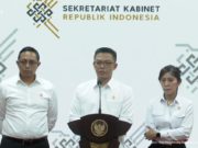 Menlu Sugiono (tengah) saat menyampaikan hasil Sidang Kabinet Paripurna bersama Presiden Prabowo Subianto terkait kunjungan kerja Presiden ke luar negeri. (tangkapan layar YouTube Sekretariat Presiden)