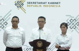 Menlu Sugiono (tengah) saat menyampaikan hasil Sidang Kabinet Paripurna bersama Presiden Prabowo Subianto terkait kunjungan kerja Presiden ke luar negeri. (tangkapan layar YouTube Sekretariat Presiden)