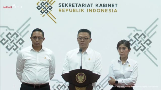 Menlu Sugiono (tengah) saat menyampaikan hasil Sidang Kabinet Paripurna bersama Presiden Prabowo Subianto terkait kunjungan kerja Presiden ke luar negeri. (tangkapan layar YouTube Sekretariat Presiden)