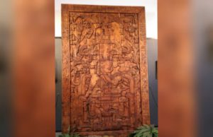 Ukiran misterius pada tutup sarkofagus di makam Kʼinich Janaabʼ Pakal. Sosok yang ditampilkan dalam ukiran itu diklaim sebagai Astronot Palenque. (Sumber: Sulindo/Benedict Pietersz)