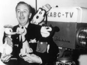 Walt Disney membawa boneka Goofy, Mickey Mouse, Pluto, dan Donald Duck pada pertengahan 1950-an. Dia merupakan sosok legendaris yang menghidupkan animasi dan perfilman Amerika Serikat. (Sumber: Britannica)