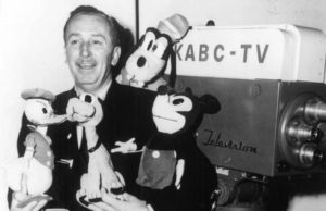 Walt Disney membawa boneka Goofy, Mickey Mouse, Pluto, dan Donald Duck pada pertengahan 1950-an. Dia merupakan sosok legendaris yang menghidupkan animasi dan perfilman Amerika Serikat. (Sumber: Britannica)