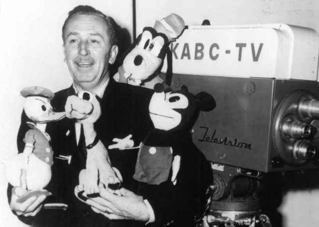 Walt Disney membawa boneka Goofy, Mickey Mouse, Pluto, dan Donald Duck pada pertengahan 1950-an. Dia merupakan sosok legendaris yang menghidupkan animasi dan perfilman Amerika Serikat. (Sumber: Britannica)