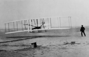 Wright bersaudara melakukan uji coba penebangan pesawat berawak pertama di dunia. (Sumber: Space Center Houston)