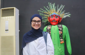 Zee Zee Shahab saat di temui di acara peluncuran buku ’Seni Peran dalam Teater Tradisi’ di kawasan Pondok Kelapa, Jakarta Timur. (foto: Sulindo/Iqyanut Taufik)