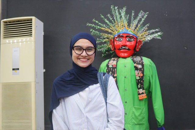 Zee Zee Shahab saat di temui di acara peluncuran buku ’Seni Peran dalam Teater Tradisi’ di kawasan Pondok Kelapa, Jakarta Timur. (foto: Sulindo/Iqyanut Taufik)