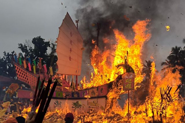 Tradisi Bakar Tongkang di Bagansiapiapi Riau. (DOK. Pemprov Riau)