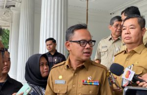 Wamendagri Bima Arya saat mendatangi Balaikota DKI Jakarta. (foto: Sulindo/ Iqyanut Taufik)