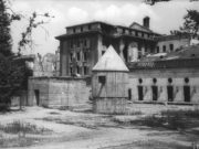 Tampilan Führerbunker. Bunker ini terletak sedikit lebih rendah dari Vorbunker dan sedikit lebih ke barat. (Sumber: Liberation Route Europe)