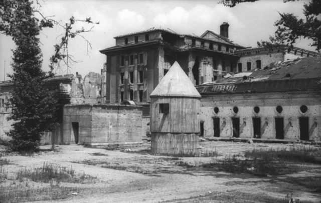 Tampilan Führerbunker. Bunker ini terletak sedikit lebih rendah dari Vorbunker dan sedikit lebih ke barat. (Sumber: Liberation Route Europe)