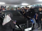Mobil dinas yang diduga ditumpangi Menteri Satrio Soemantri saat memasuki gedung Ditjen Dikti dan di iringi teriakan oleh para massa aksi. (Foto: Sulindo/Iqyanut Taufik)