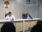 Direktur Penyidikan KPK, Asep Guntur (baju putih) dan Jubir KPK Tessa Mahardika saat konferensi Pers di Gedung Merah Putih Jakarta. (Foto: Sulindo/Iqyanut Taufik)